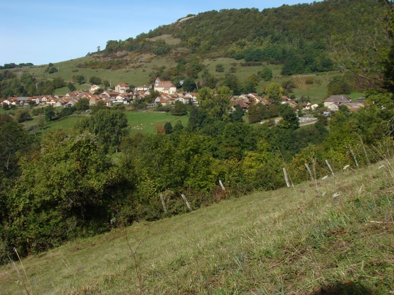 Souclin et le vent en poupe à la croix de la Roche de l'église - Souclin