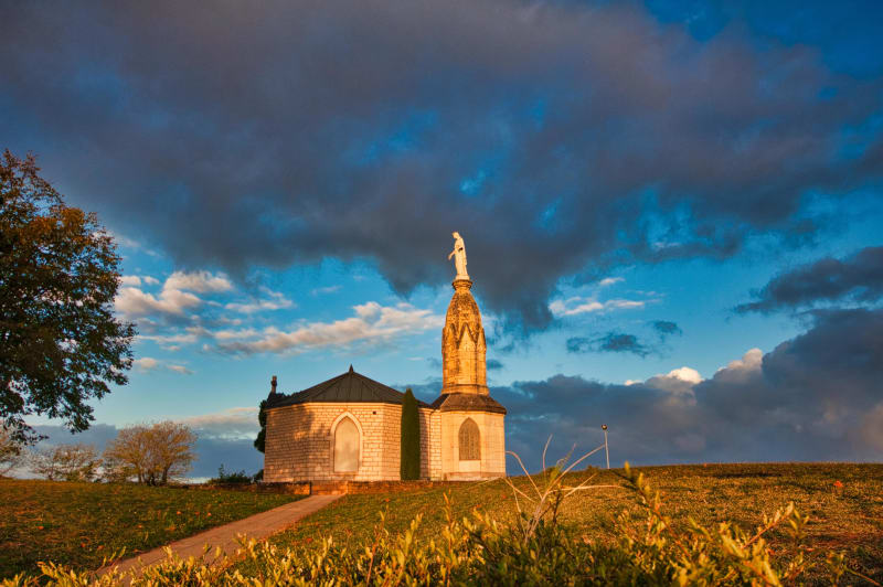 S'attarder devant la chapelle de Buisante et oublier le temps - Limas