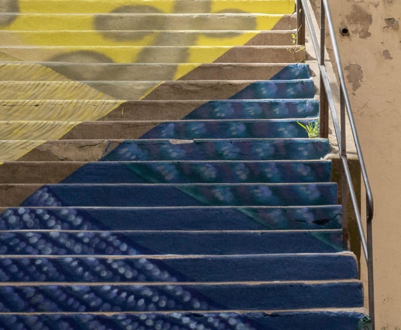 En haut des escaliers, entre les murs peints lyonnais - Lyon