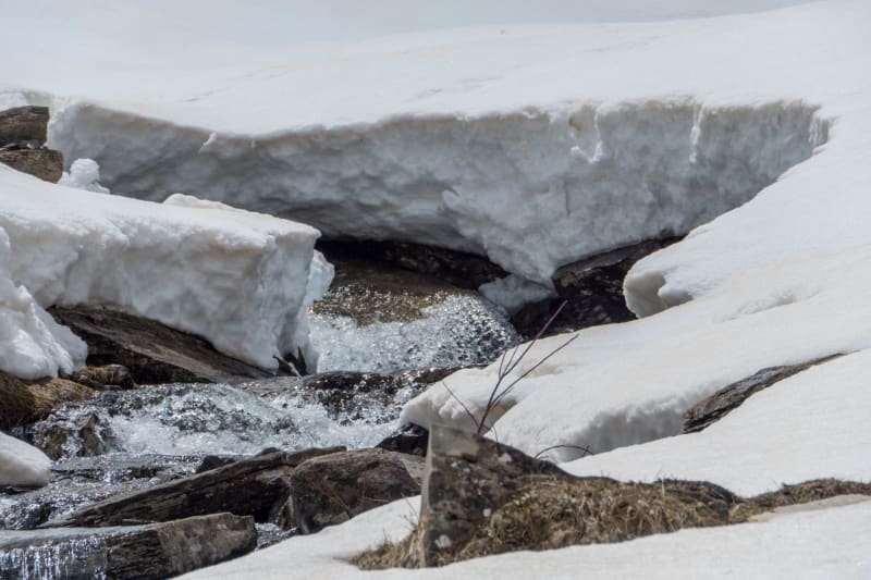 S'attarder aux Fourchaux et longer un ruisseau de glace - Chichilianne
