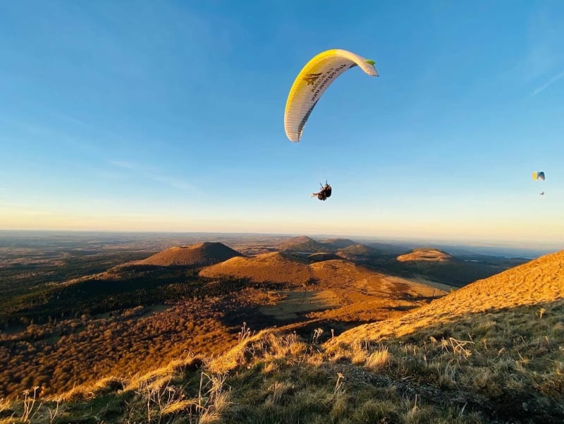 Laschamps op de top van de Puy-de-Dôme om de paragliders te zien - Laschamps