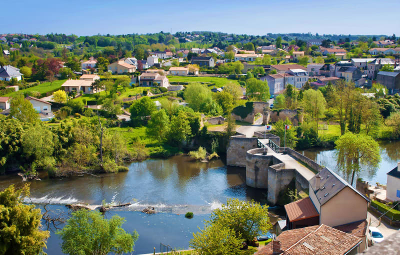 Se promener sur les remparts et contempler le Thouer - Thouars
