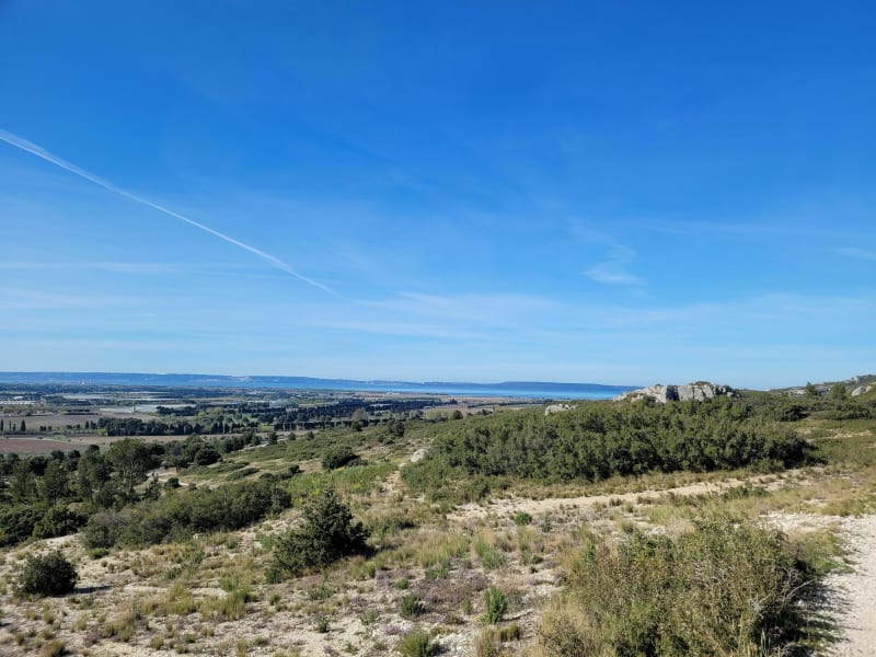 De Stèle aux Gariots avec vue sur l'étang de Berre - Lançon-Provence