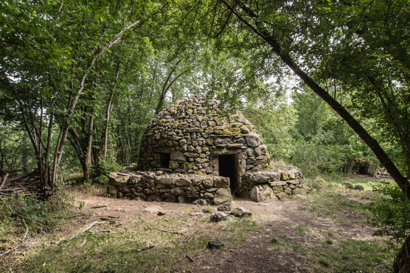 Cabanes de pierres et chemins herbeux - Vals-près-le-Puy