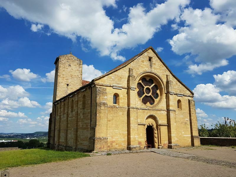 Église romane du XIIème siècle et parc Brigidi - Mont-Saint-Martin