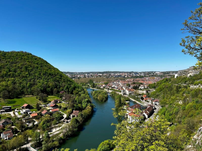 Surplomber Besançon depuis le pied de la Citadelle - Avanne-Aveney