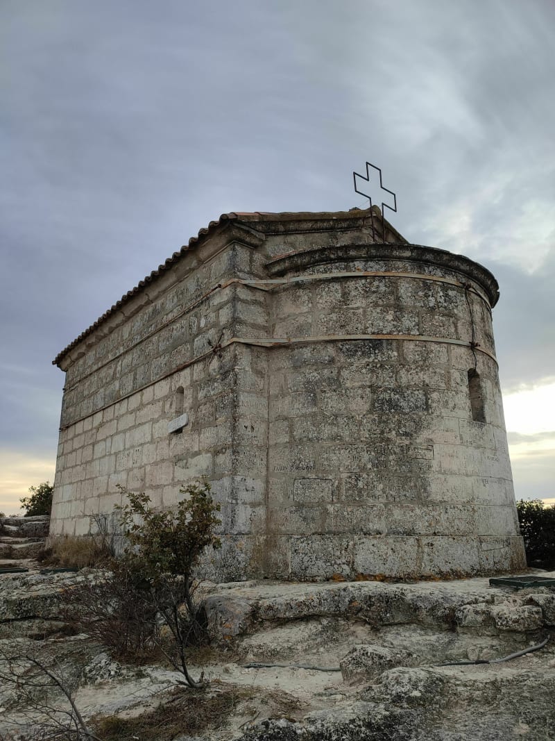 Massif du Barry: Caves cathédrale et Chapelle Ste Juste - Saint-Paul-Trois-Châteaux