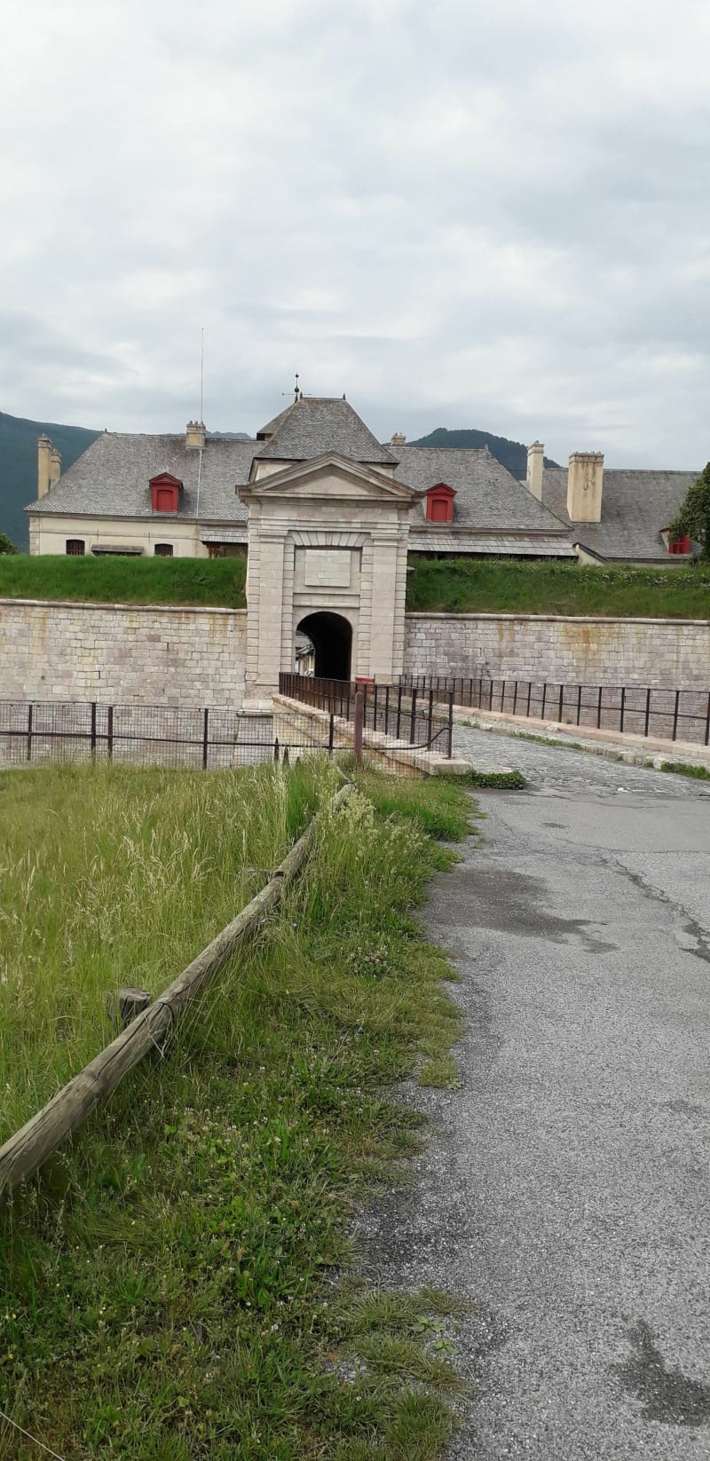 Le tour du fort de Mont-Dauphin au départ de Gaboyer - Guillestre