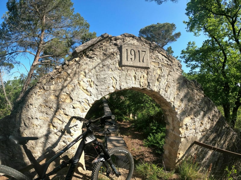 Mines, Lacs et Colline de Saint-Ariès, Bollène à VTT - Bollène