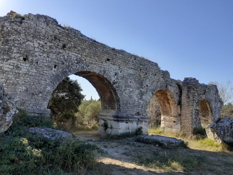 Escapade historique entre moulins et aqueduc romain - Fontvieille