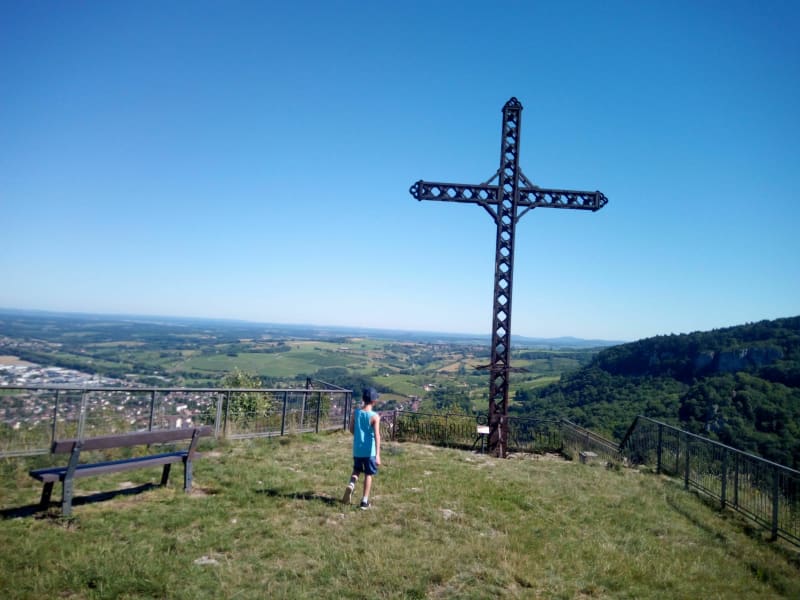 La Croix du Dan depuis la place du champ de foire à Poligny - Poligny