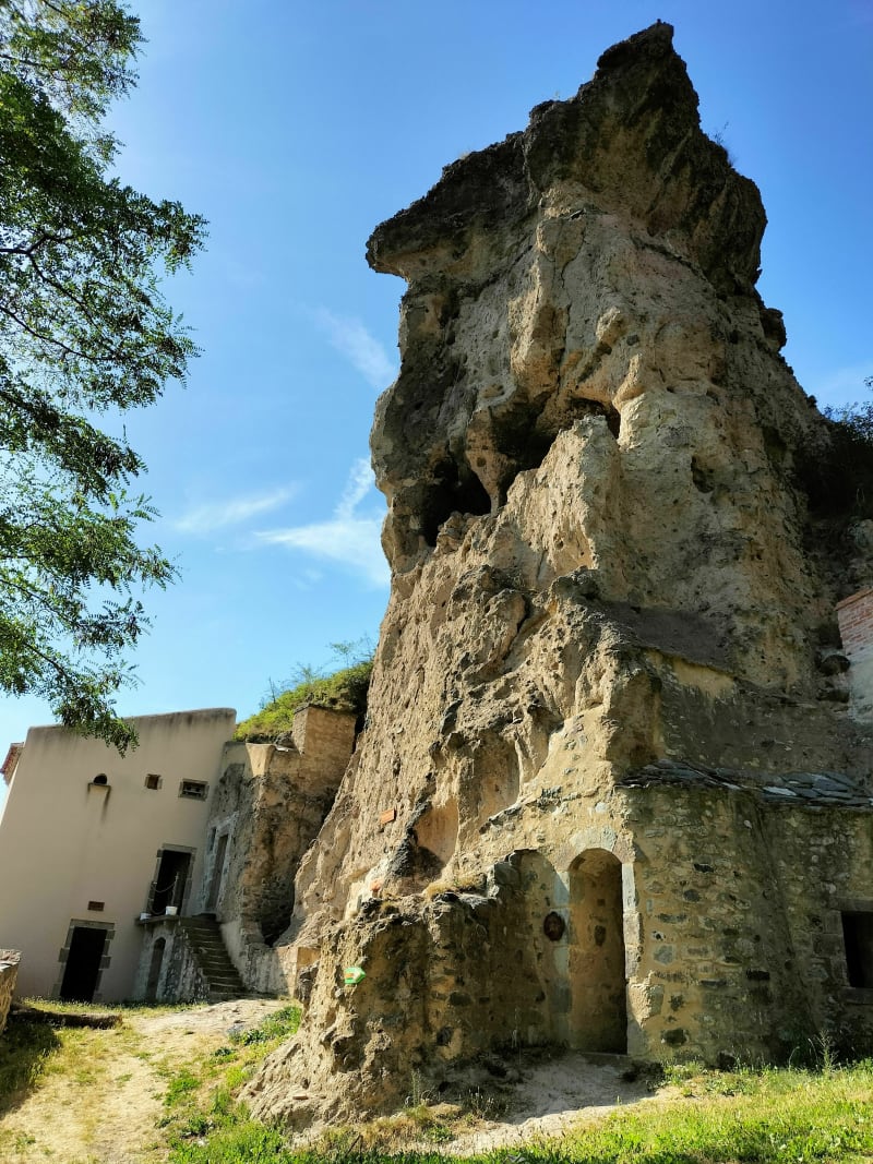 Petite boucle des maisons troglodytes de Perrier - Perrier