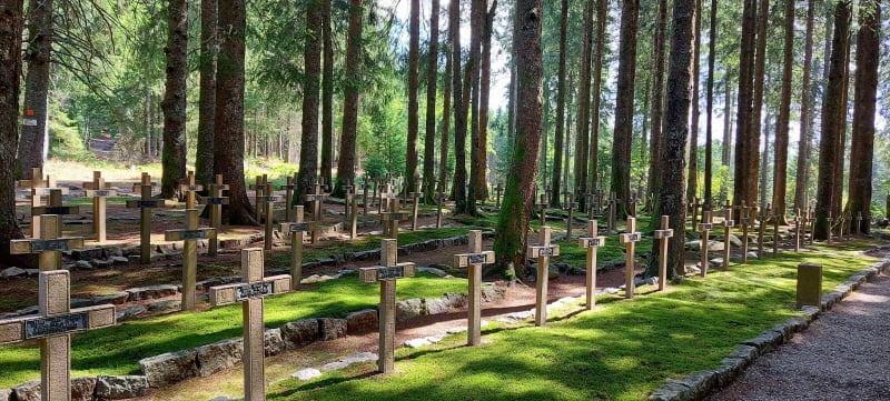 Leçon d'histoire au milieu des vestiges de la grande guerre. - Orbey
