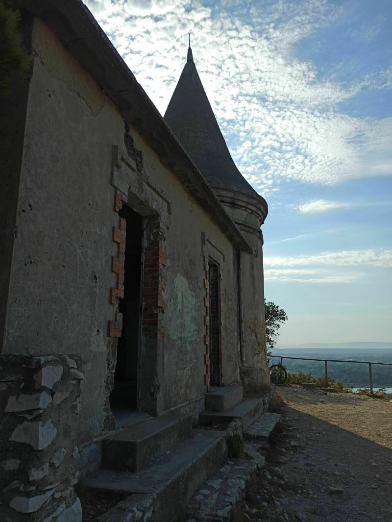 Le château pointu par le chemin des abeilles - Avignon