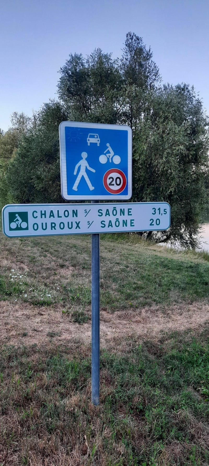 Voie verte de Tournus à Chalon-sur-Saône. - Tournus