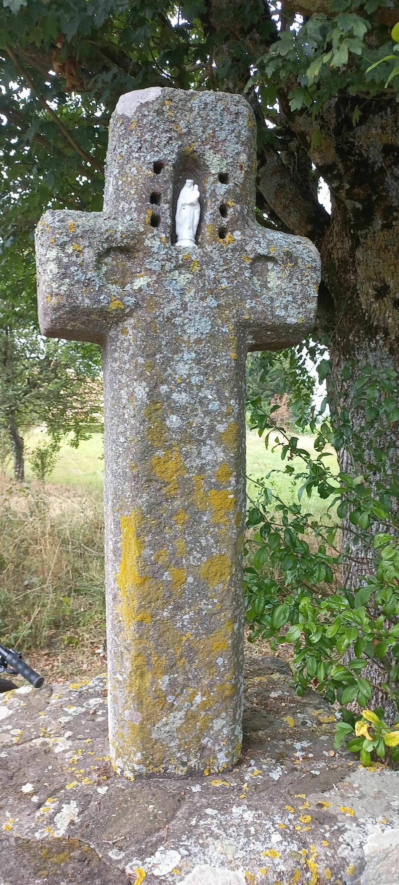 Croix et calvaires entre Ste Sabine et St Jean d'Assé - Sainte-Sabine-sur-Longève