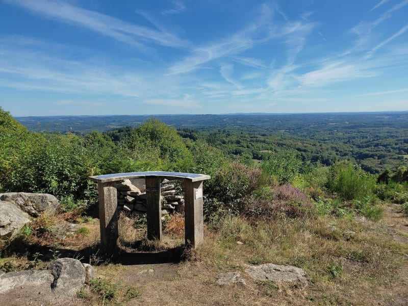 Les loges de berger et le Puy des Roches - Saint-Goussaud