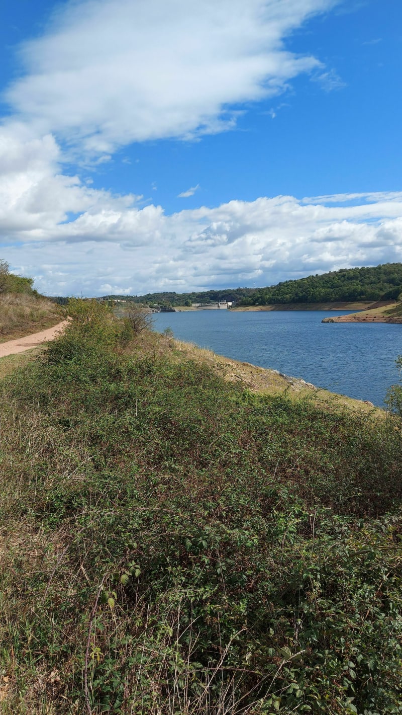 Villerest, son bourg médiéval et son lac - Villerest