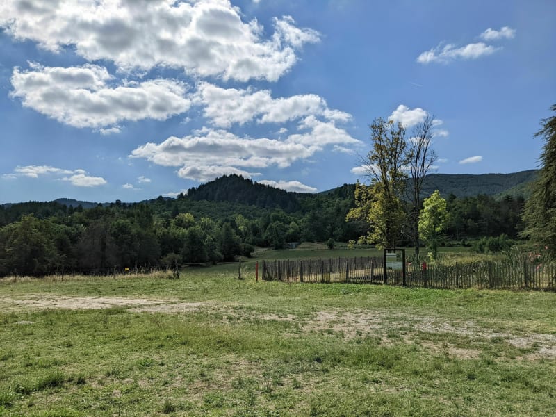 En remontant la coulée volcanique... Volcan d'Ardèche. - Jaujac