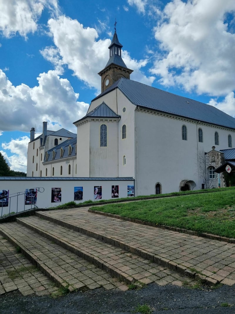 Abbaye Notre-Dame des neiges et le Bois Bernard - Saint-Laurent-les-Bains-Laval-d'Aurelle