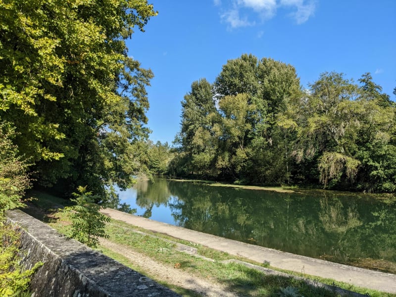 Promenade le long du canal du Loing à Nemours - Nemours
