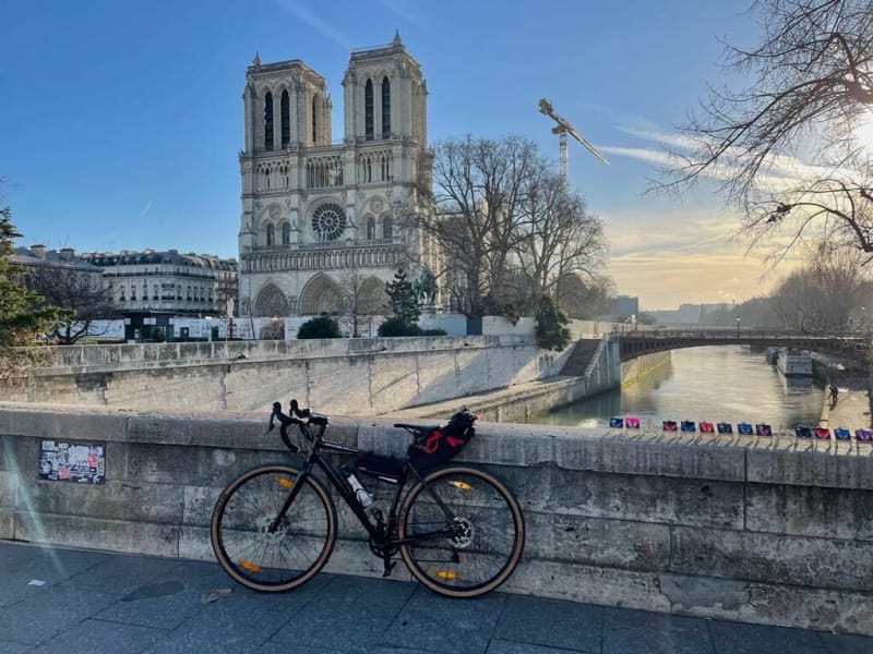 De la Cathédrale en pierre à la "cathédrale" en verre - Paris