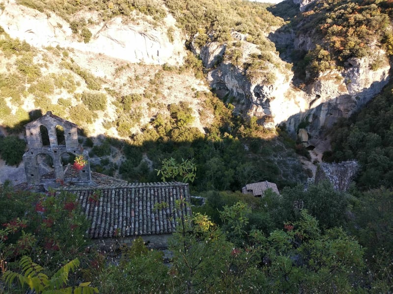 En vélo vers le bourg Castral de Rochecolombe - Pradons