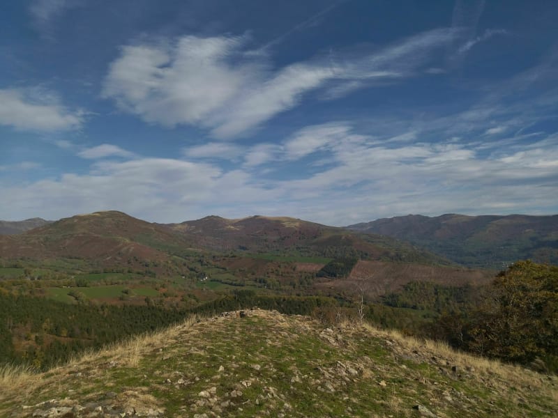 Le rocher Saint Curiat depuis Vic sur Cere - Vic-sur-Cère