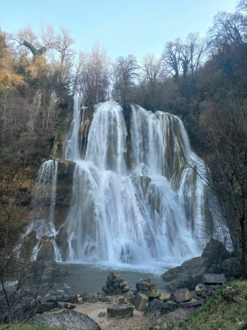 Sentier au bord de l'eau - cascade glandieu - Brégnier-Cordon