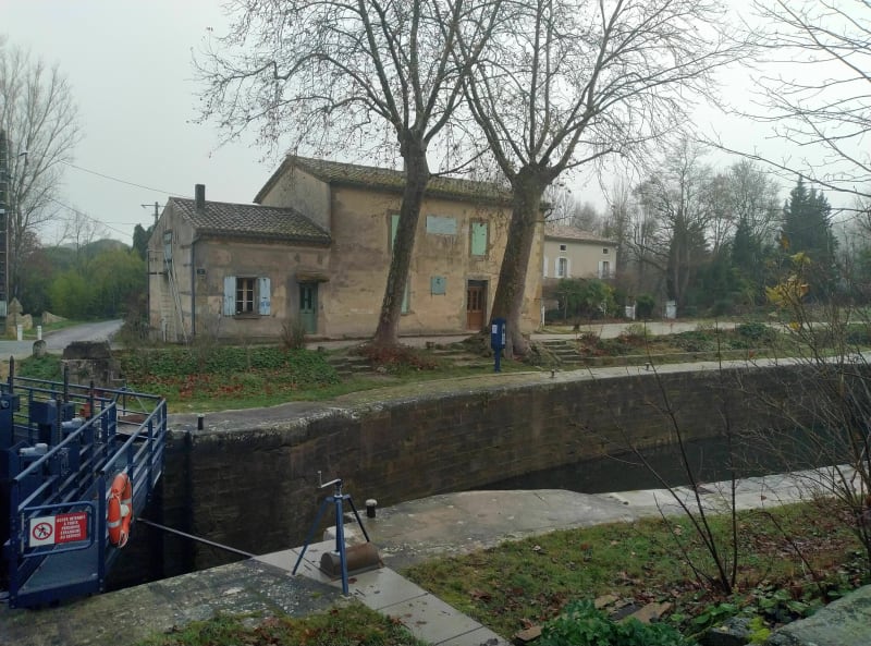 Promenade au bord du canal du midi - Labastide-d'Anjou