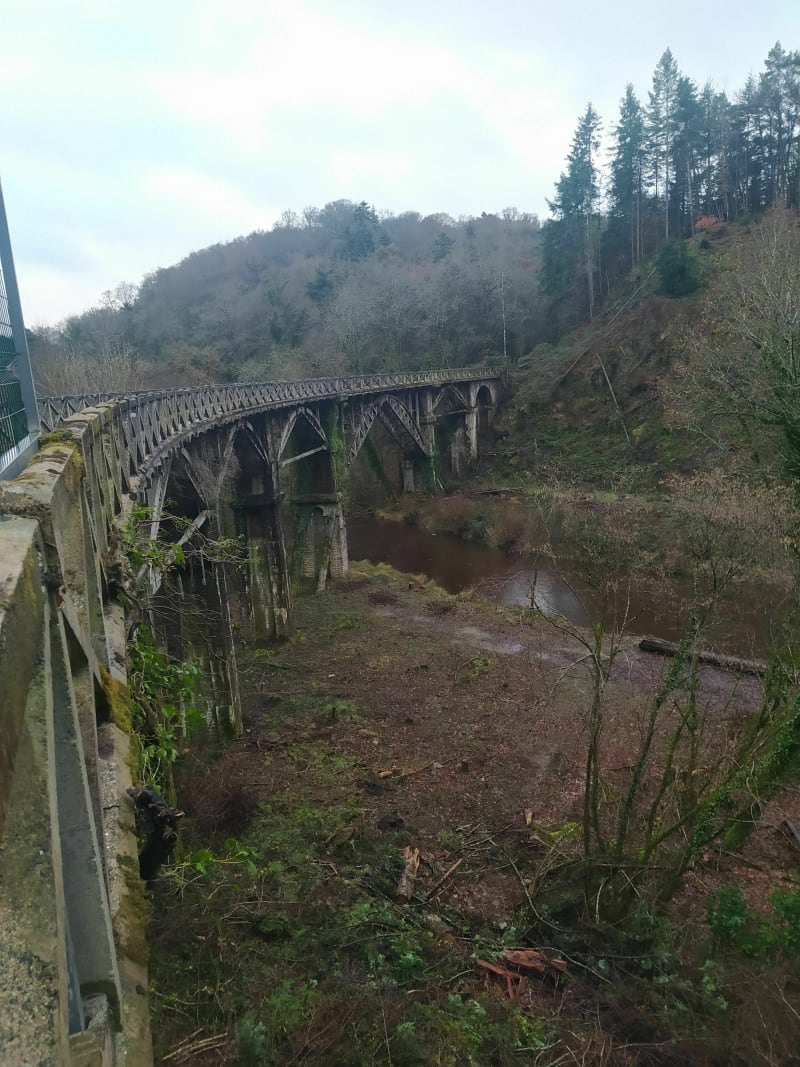 Du centre de Ploumagoar vers le viaduc de Kerlosquer - Ploumagoar