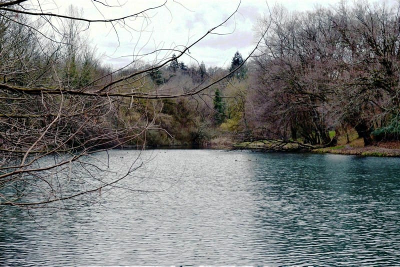 Fallavier, le lac et son château. - Vilefontaine