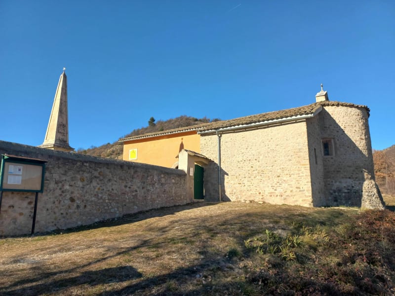 La chapelle Saint-Philippe depuis la chapelle Saint-Christol - Mirabeau
