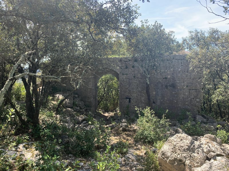 Logrian, les ruines de Castellas et Ruisseau de Crieulon - Logrian-Florian