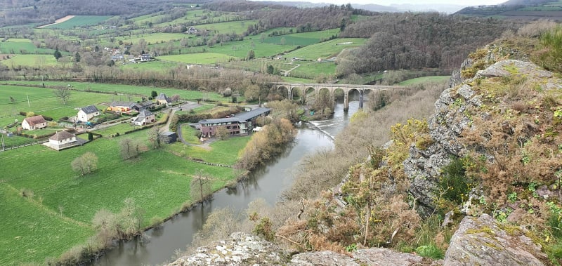 De kliffen van Clécy en het viaduct - Clécy