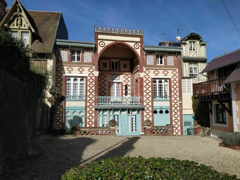 Les pieds dans le sable, les belles villas et le port - Trouville-sur-Mer
