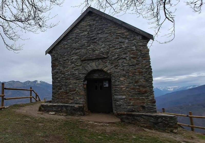 Chapelle Saint Barthélémy avec beau point de vue - Larcat