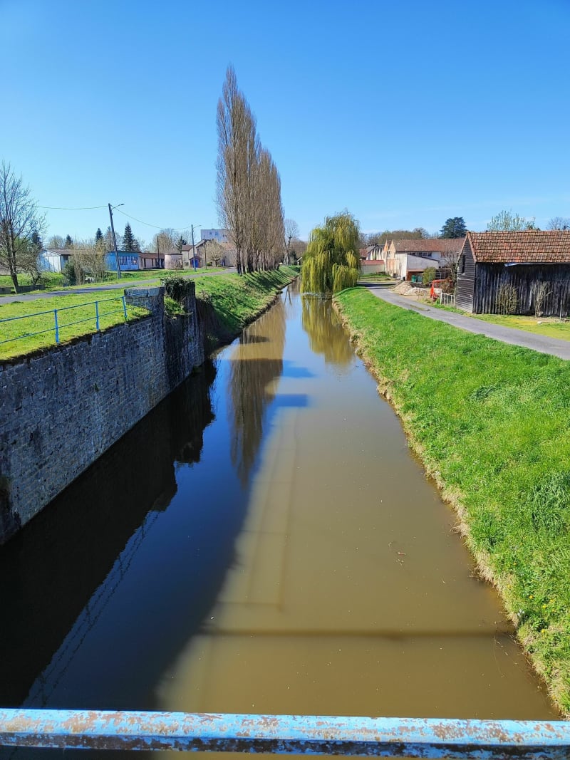 Au bord de l'eau du Canal Latéral à la Loire - Dompierre-sur-Besbre