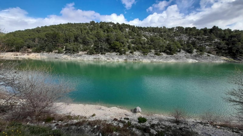 Les collines, la Chapelle et le lac du Paty - Caromb