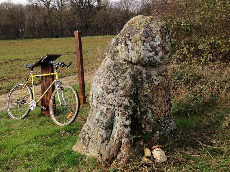 Le Menhir de La Pierre à la Femme à VTT - Saint-Martin-d'Auxigny