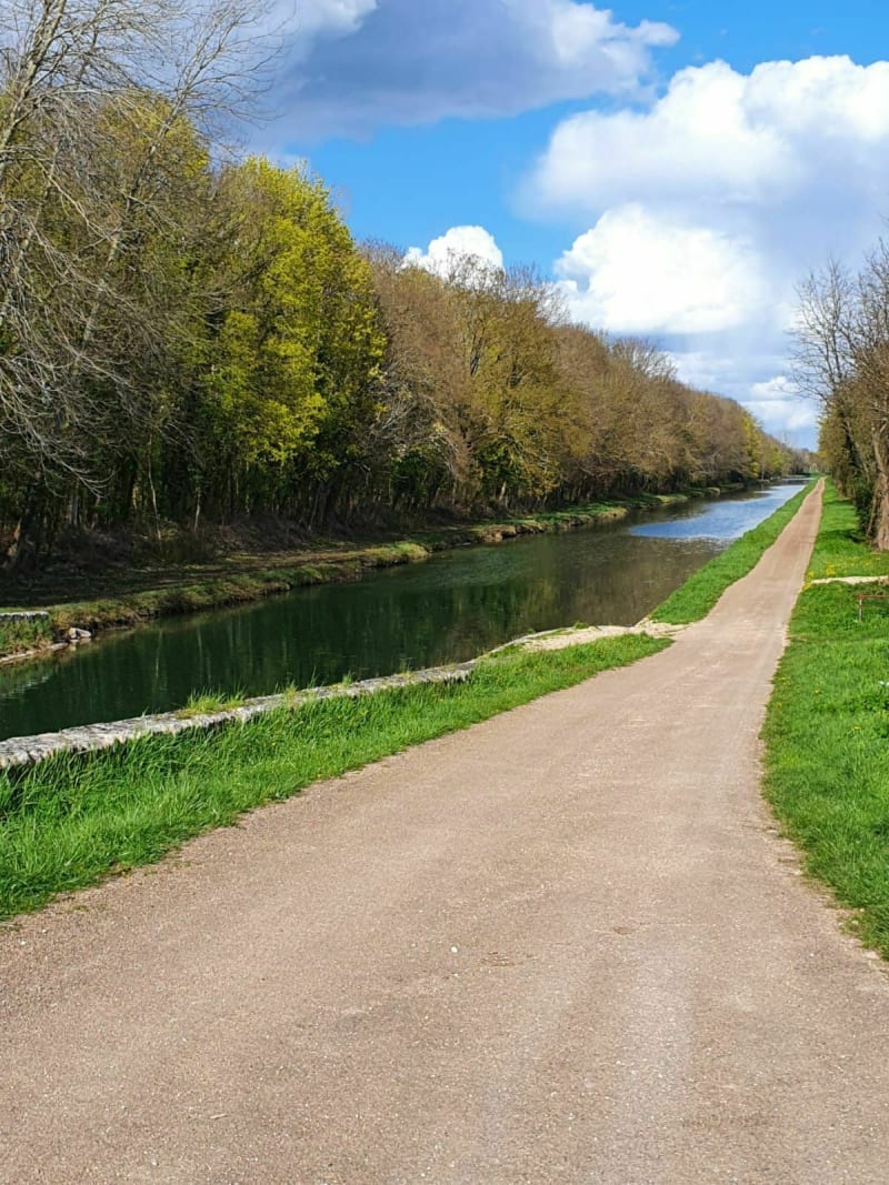 AU bord canal du Canal de Bourgogne - Brienon-sur-Armançon