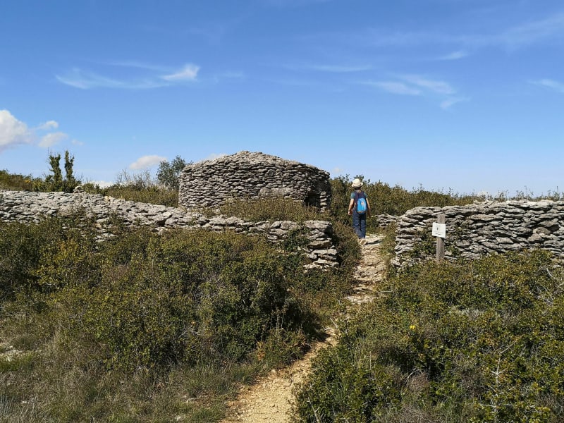 Sentier paysage de garrigue et pierres sèches à Aragon - Aragon