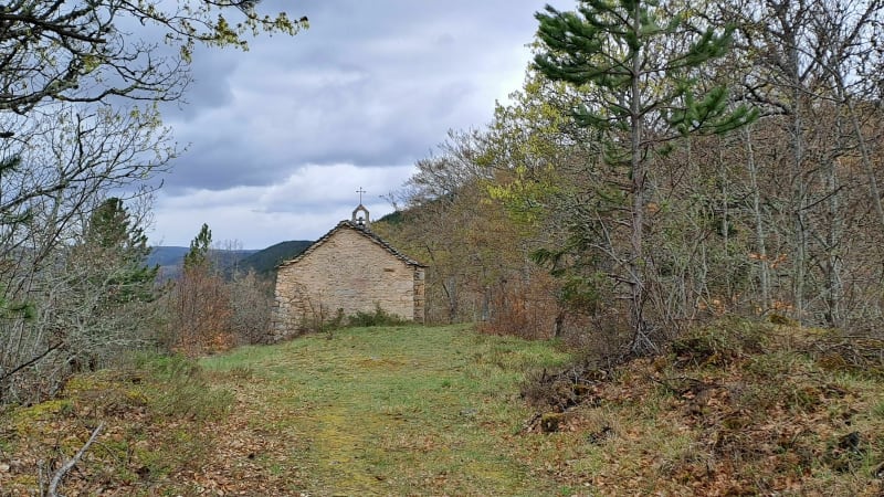 Halte à la Chapelle St-Géniès depuis le hameau du Masseguin - Lanuéjols