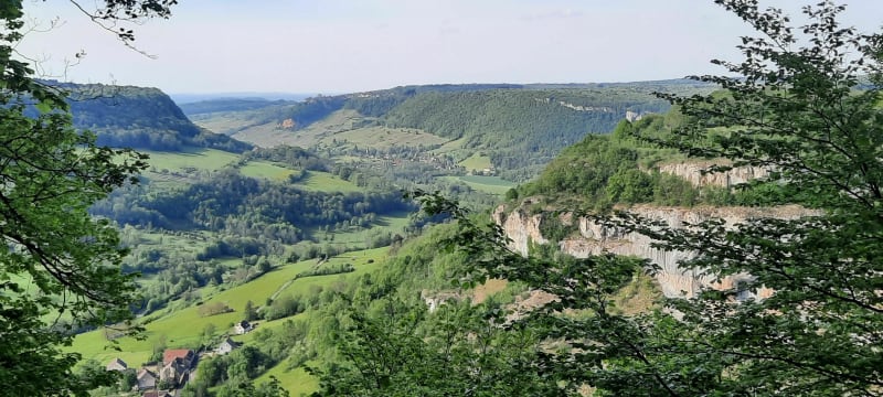 Flânerie en terrasse à Sermu - Baume-les-Messieurs