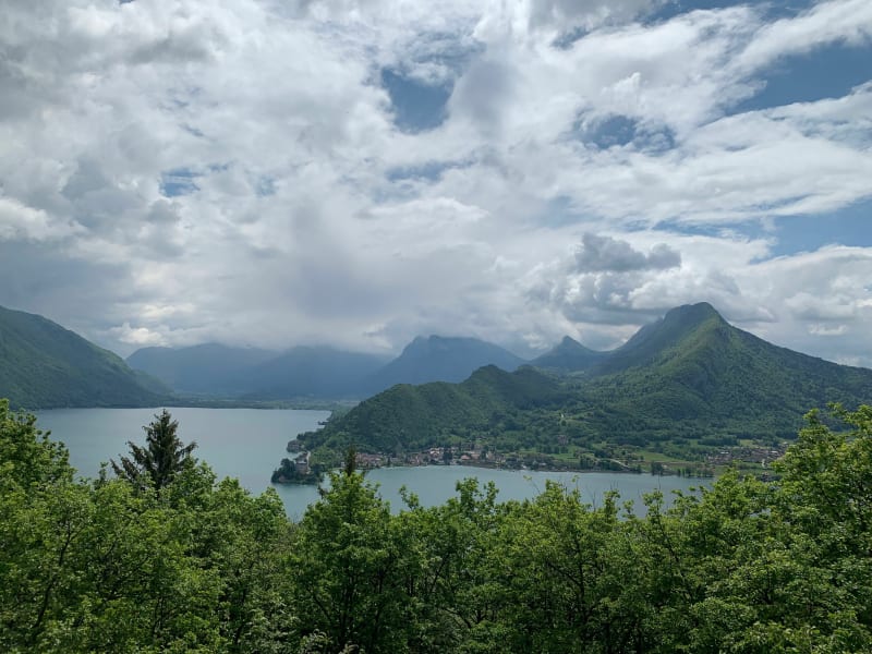 Roc de Chère depuis la plage de Menthon Saint-Bernard - Menthon-Saint-Bernard
