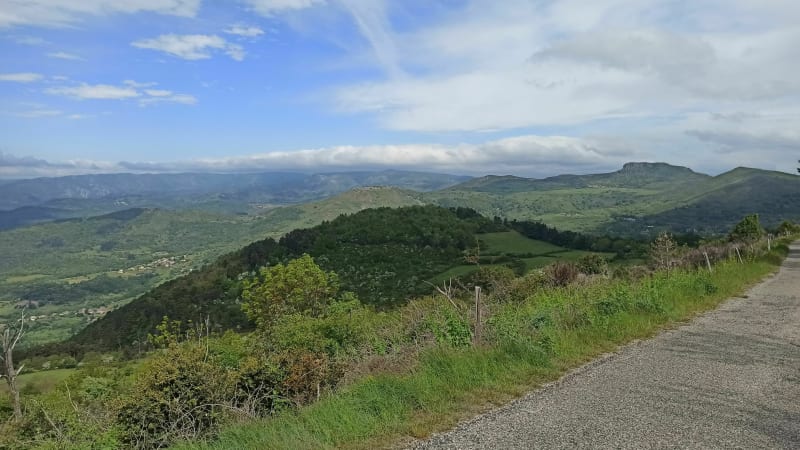 Au pied de la Roche du Gourdon - Saint-Priest