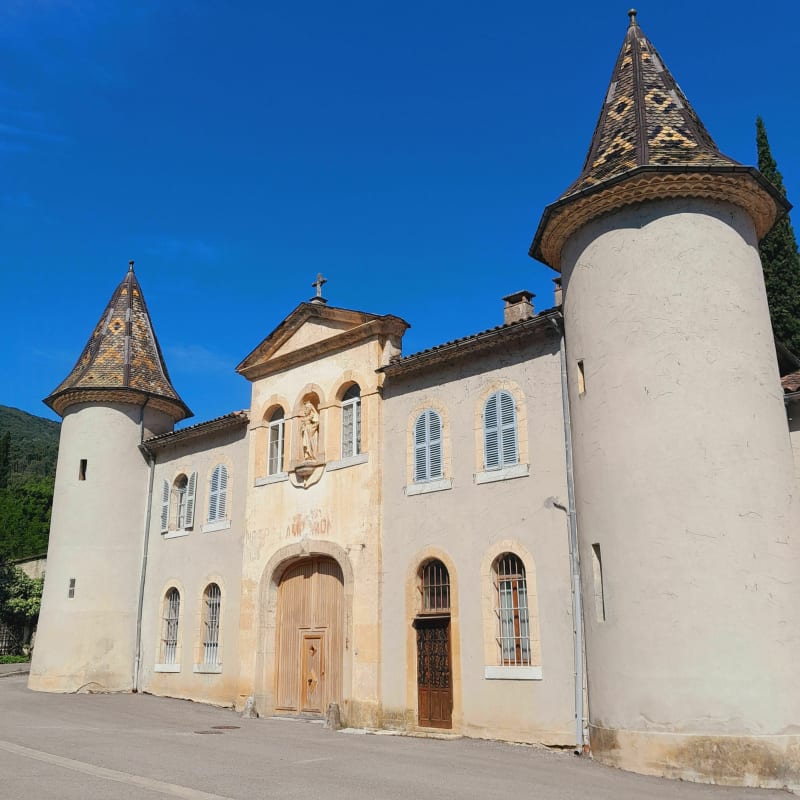 En passant devant l'Abbaye de Montrieux le jeune - Belgentier