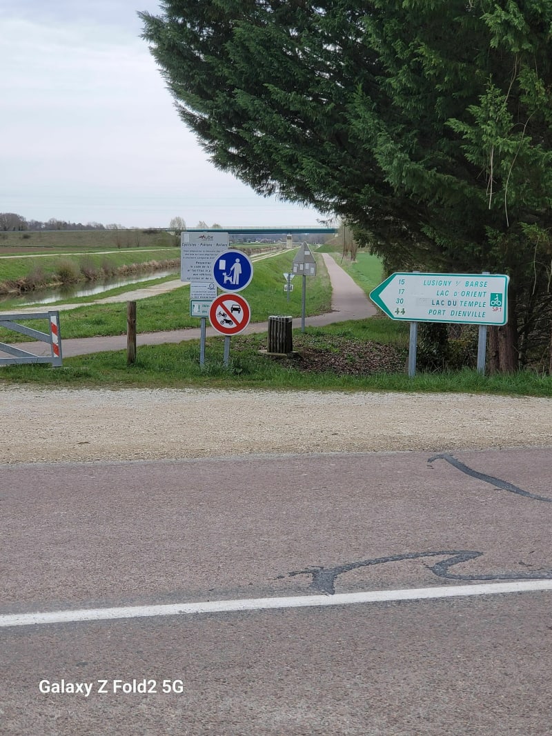 Balade le long du canal à Saint Julien les Villas - Bréviandes