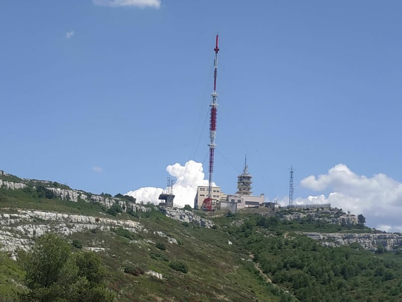 Autour de la chaîne de la Grande Étoile relais de télévision - Simiane-Collongue