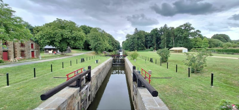 Balade chapelloise, longeant le canal et ses 11 écluses. - La Chapelle-Chaussée